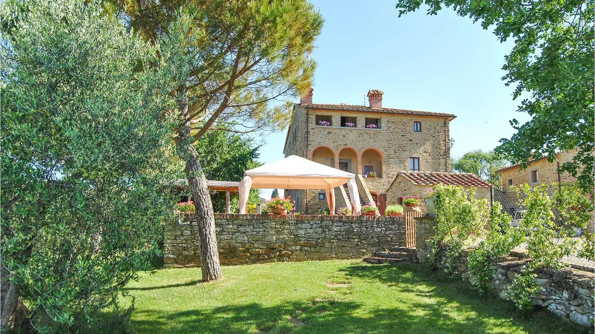 3 Bedroom Cozy Apartment In Ponte Alla Chiassa Ar Chiassa Superiore